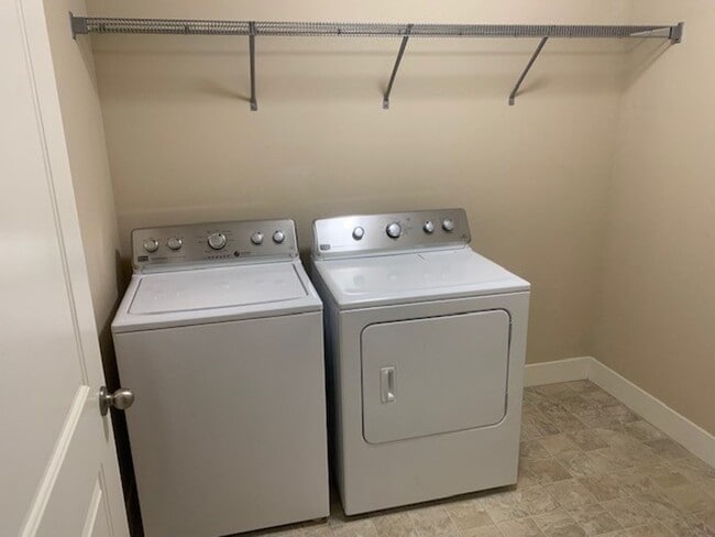 Building Photo - 4 Bed/2.5 Bath Single Family Home in SE Bend