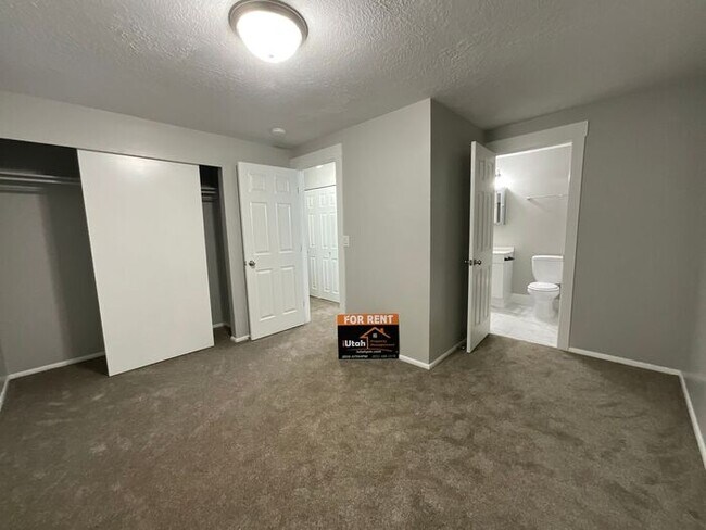Building Photo - 3 bedroom 1.5 bathroom Duplex