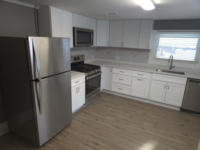 Building Photo - 10906 Woodstock St