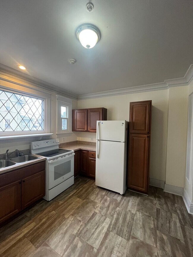 Building Photo - 2729 Dewey Ave