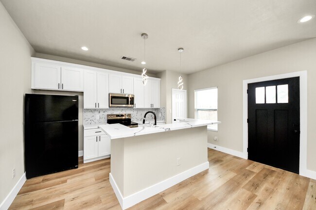 Building Photo - 5211 Amy St