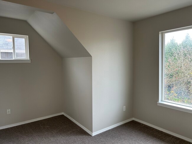 Building Photo - 627 N Prospect St