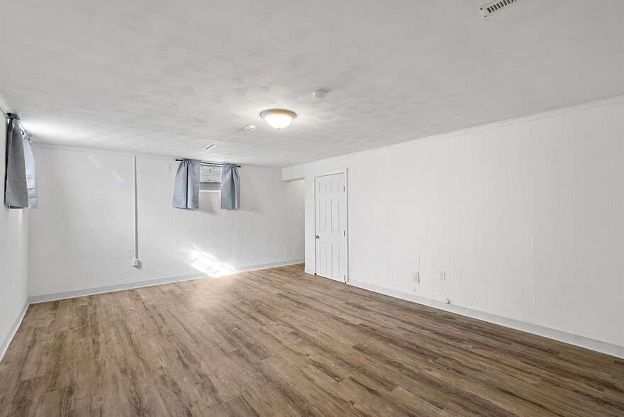 Building Photo - 906 E 84th St