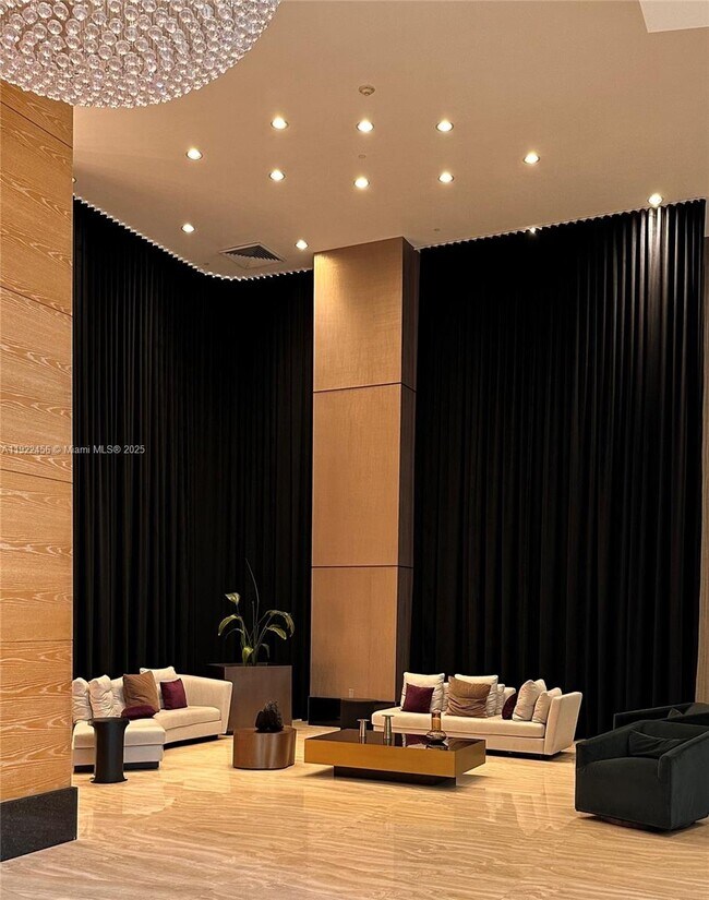 Building Photo - 950 Brickell Bay Dr