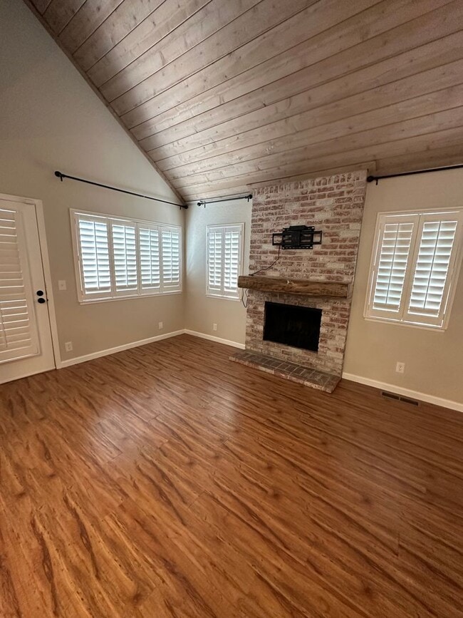 Building Photo - Upscale Condo in Falconcrest