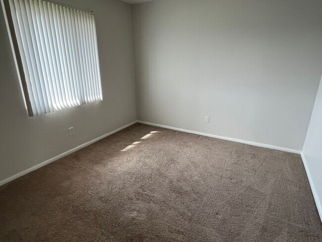 Building Photo - Warren Park 2 Bedroom Apartment