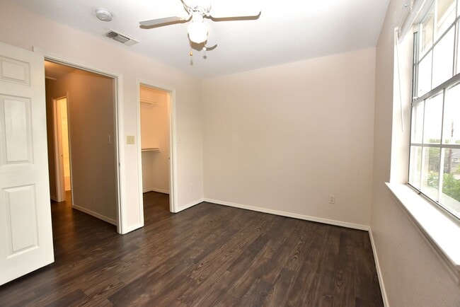 Building Photo - 921-923 Sagewood Trail