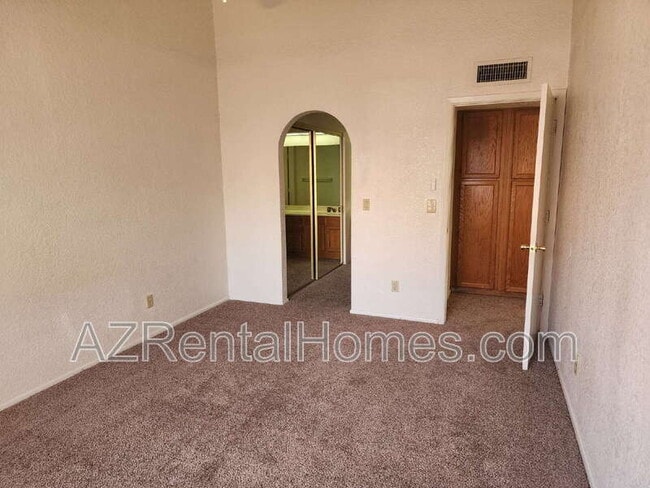 Building Photo - 819 N College Ave