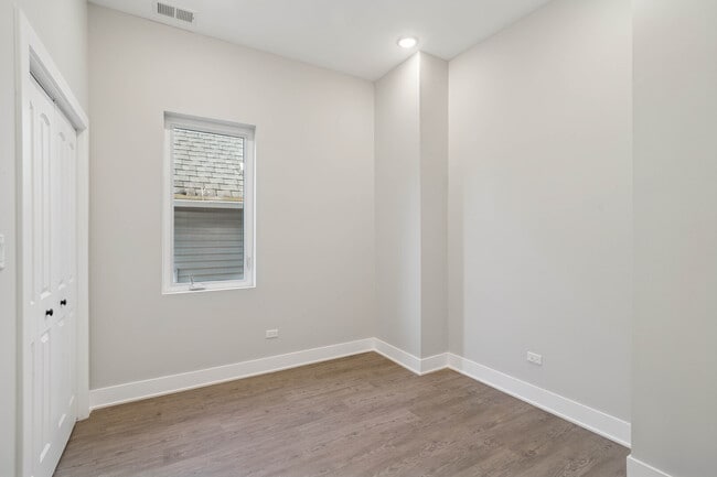 Building Photo - 4839 W Huron St