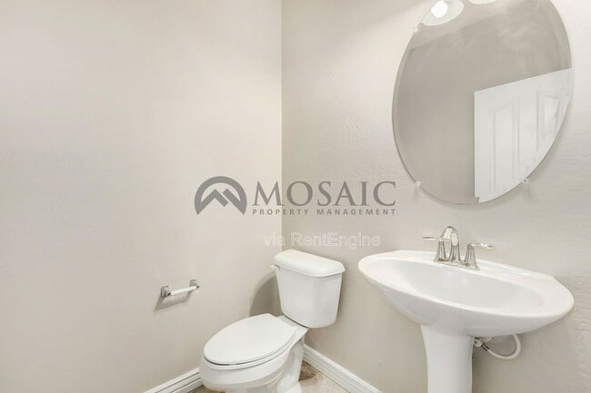 Building Photo - 2464 E Hazeltine Way