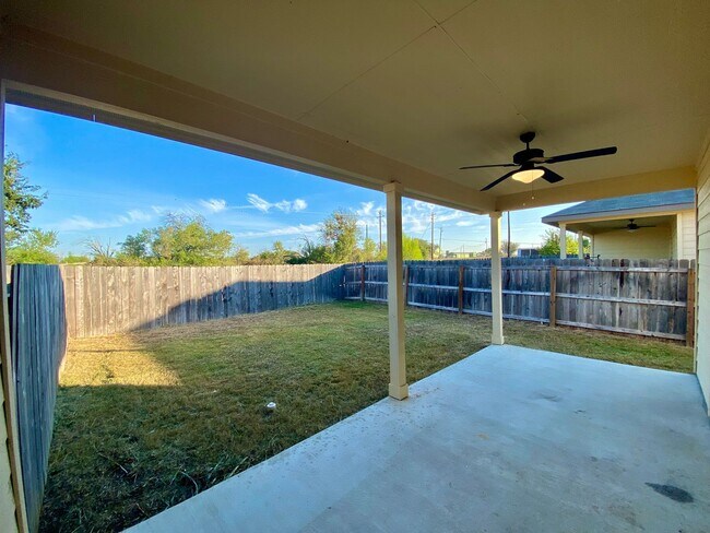 Building Photo - Luxury Duplex 3/2 in New Braunfels