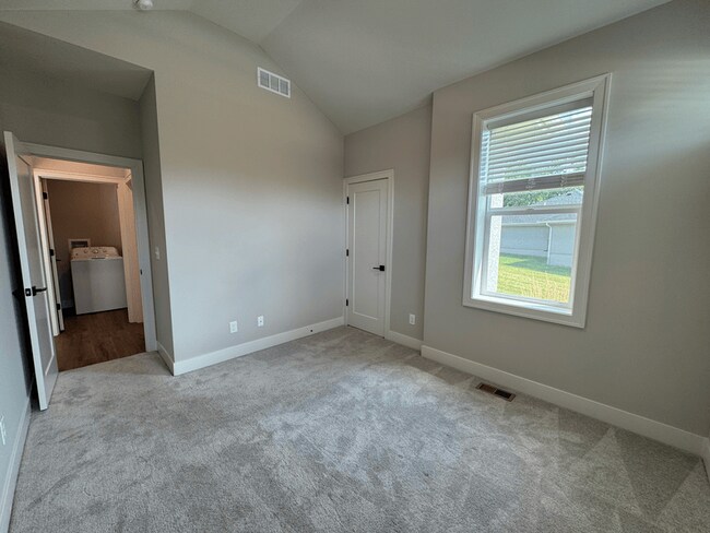 Building Photo - 1613 SW Hedgewood Ln