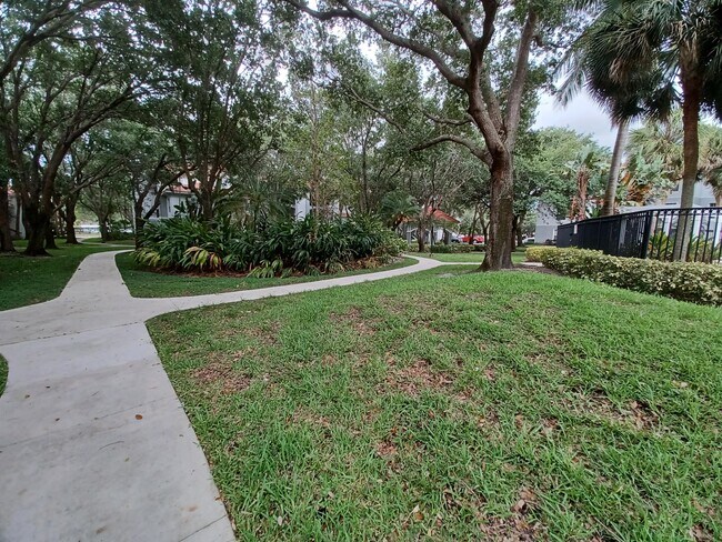 Building Photo - 5016 Lantana Rd