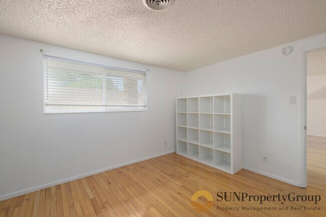 Building Photo - 662 Conway Ct E