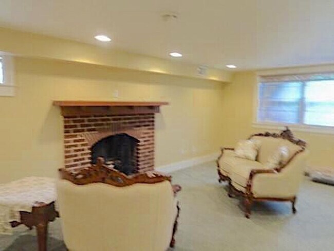 Building Photo - Spacious 3-Level Home Overlooking Magnuson...