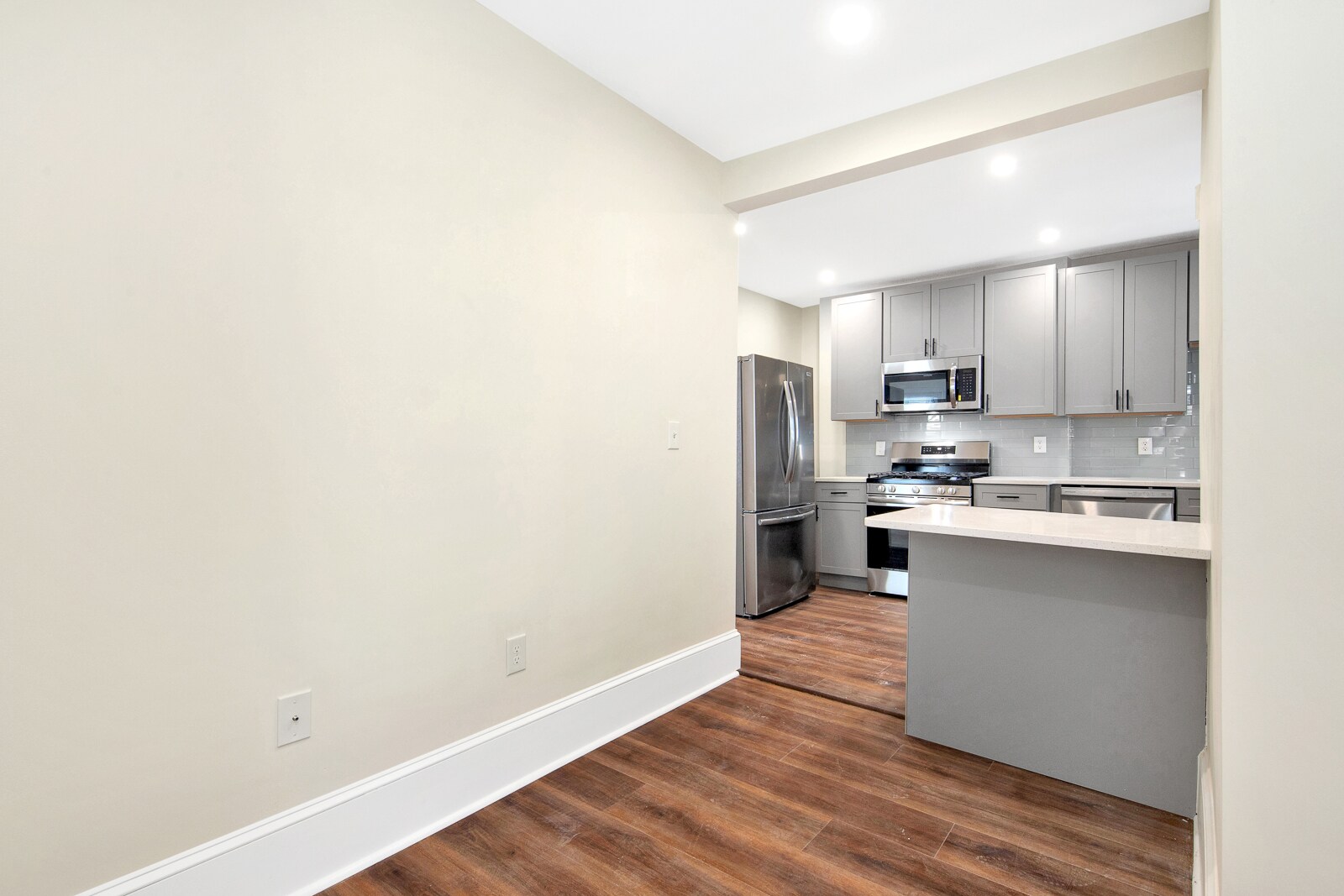 Building Photo - 105 School St