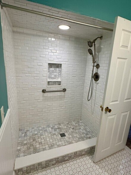 Guest Bath - 143 Oak Park Dr