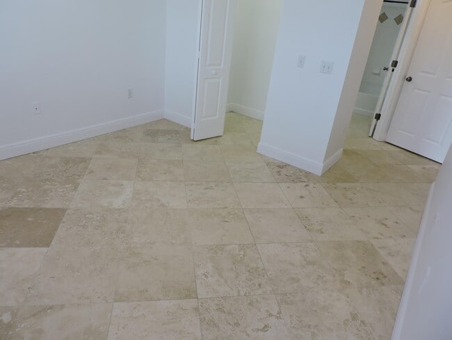 Building Photo - 730.5 Myrtlewood Cir W