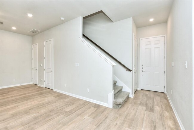 Building Photo - 1015 Vista View Dr