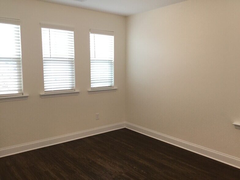 Building Photo - 103 Samara Ln