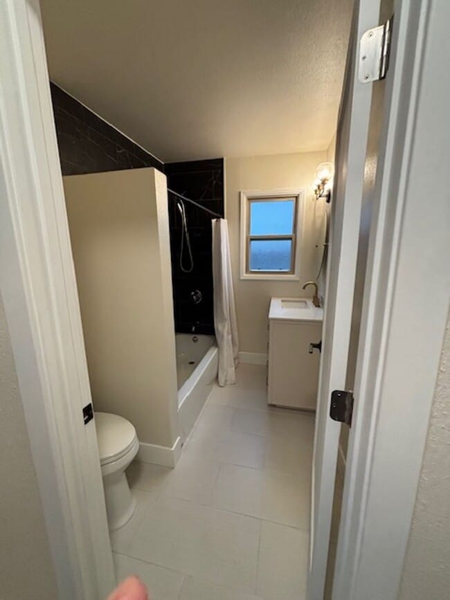 Building Photo - Beautiful newly renovated home