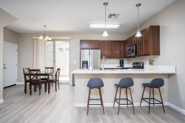 Building Photo - Full Furnished Short or Long-term rental i...