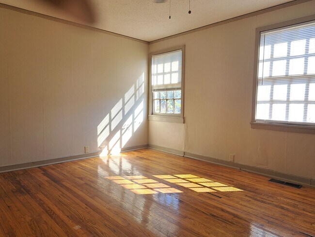 Building Photo - 2 Bed / 1 Bath Apartment for Rent - We have your next HOME ready!