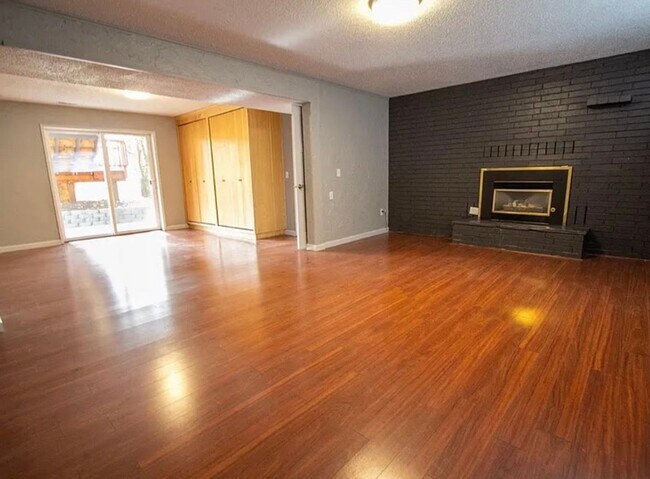 Building Photo - Spacious 4 Bed / 3 Bath Home – Great for Roommates!