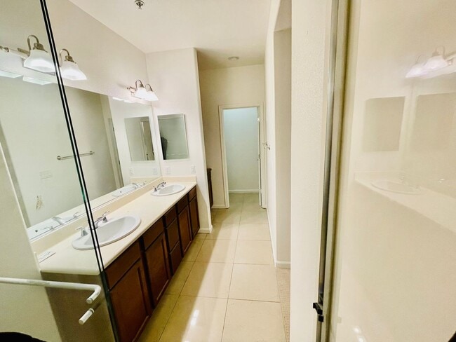 Building Photo - Gorgeous 3 Bed/3 Bath Home in Peaceful Community - Impeccably Maintained