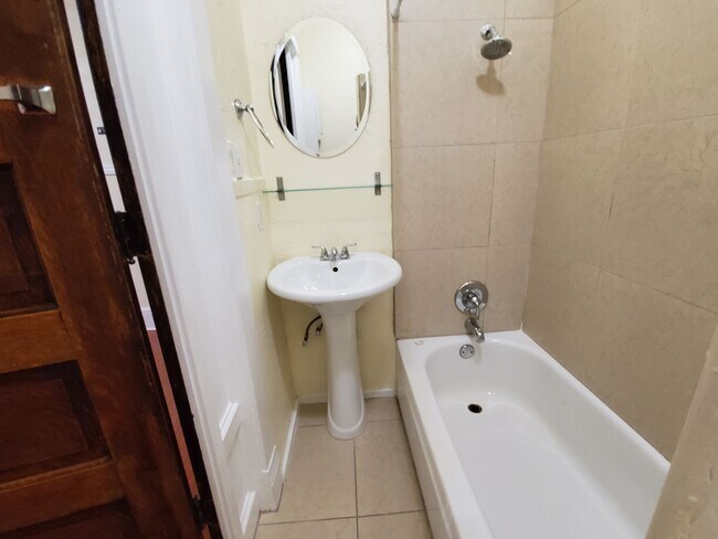 Building Photo - 1 br Downtown Charmer