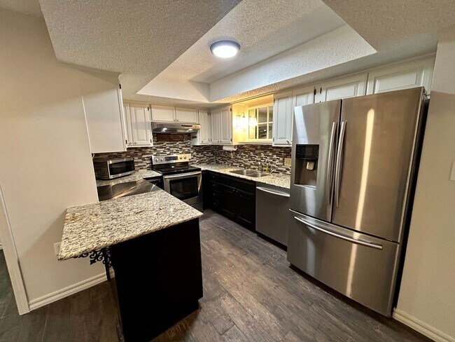 Building Photo - Gorgeous and spacious condo in a quiet and convenient location!