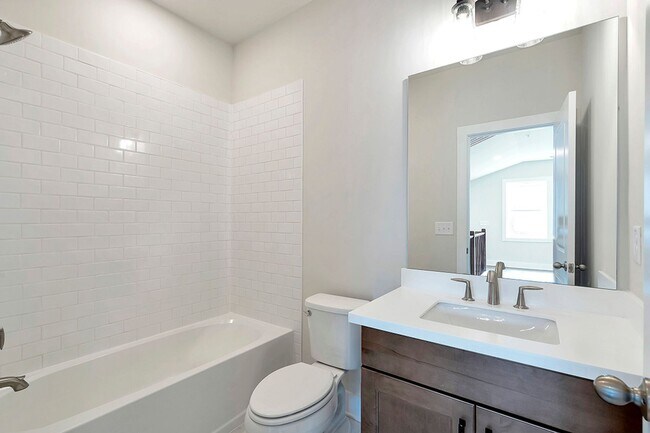 Building Photo - Luxury Westshore Townhome