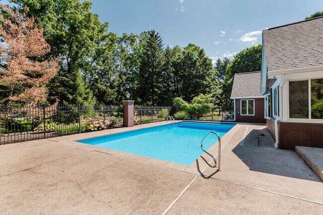 Building Photo - Large Executive Home in Carmel Schools