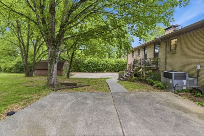 Building Photo - Crieve Hall Duplex