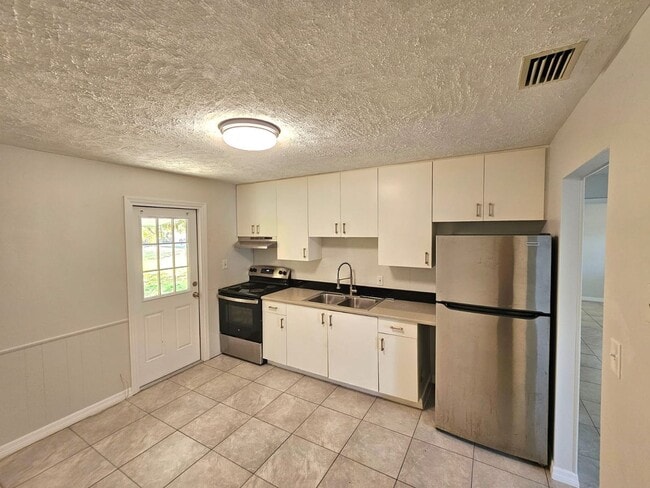 Building Photo - 2584 Seneca Ave