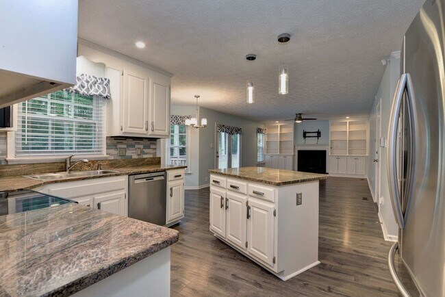 Building Photo - Renovated and Updated Woods of Tabb Home