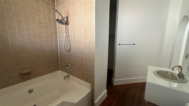 Building Photo - 1601 Francis St