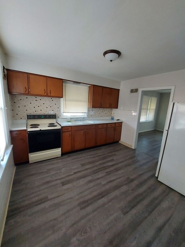 Building Photo - Recently Updated 2BD
