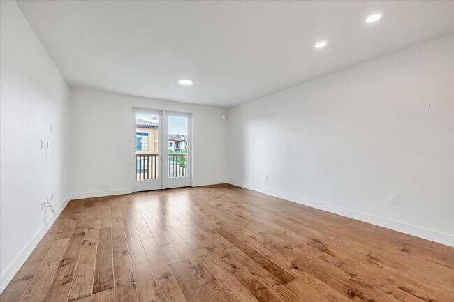 Building Photo - 657 Walnut St