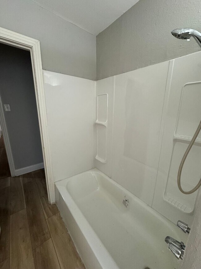 Building Photo - Central Waco Home