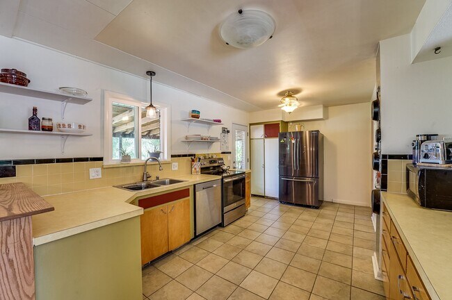 Building Photo - 4 bed, 2 bath Ranch Home near City Park W/ Finished Bsmt & Fenced Yard!