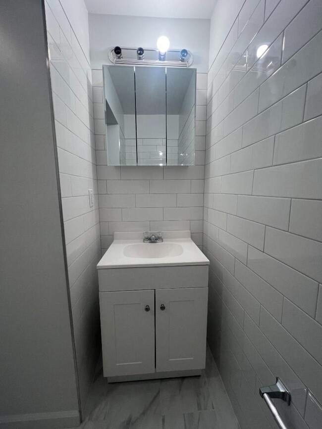 Building Photo - 3 bedroom in WOODSIDE NY 11377