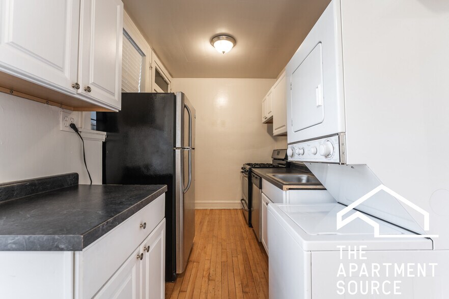 Building Photo - 4208 N Clark St