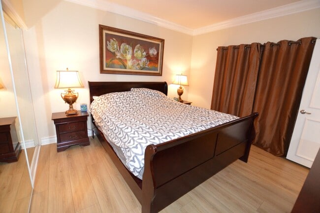 Building Photo - Fully Furnished, 1 Bd / 1 Ba Luxury Condo