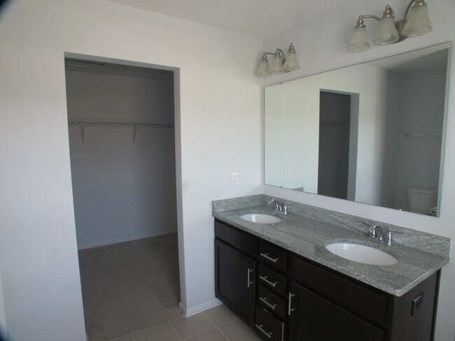 Building Photo - Move-In ready, 4 bedroom, 2.5 bath home lo...
