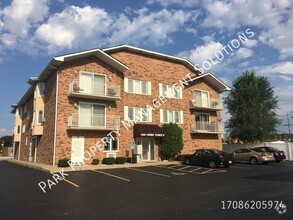 Building Photo - Oak Forest - 2 Bedroom, 2 Bath Penthouse C...