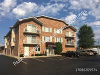 Building Photo - Oak Forest - 2 Bedroom, 2 Bath Penthouse C...