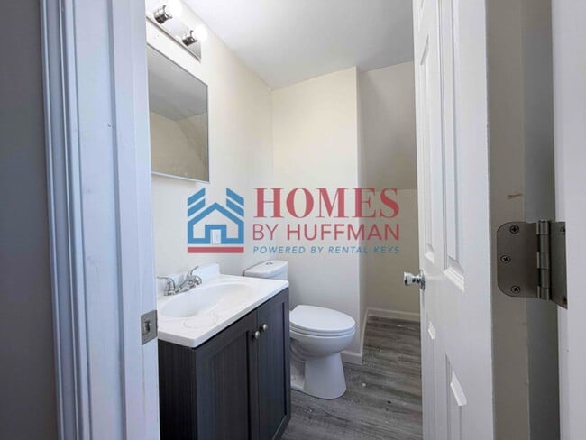 Building Photo - Three Bedroom House w/ Bonus Room