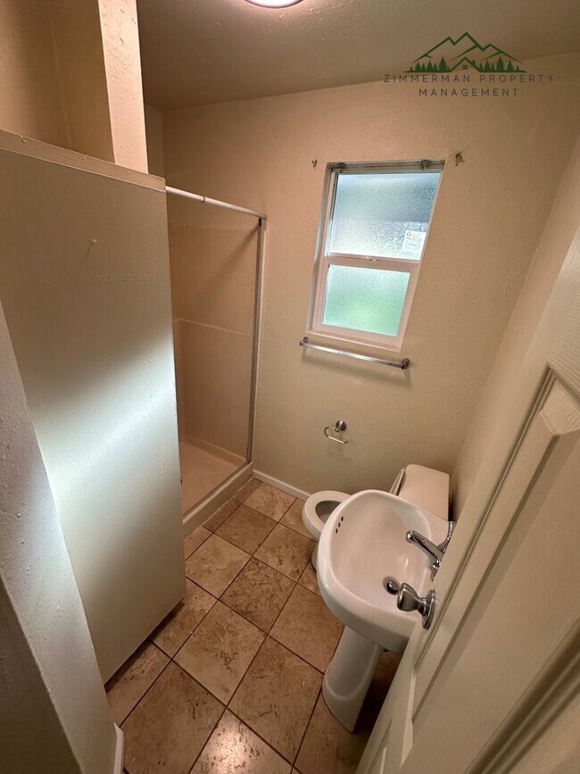 Building Photo - 525 1/2-52S 1/2 S 71st St