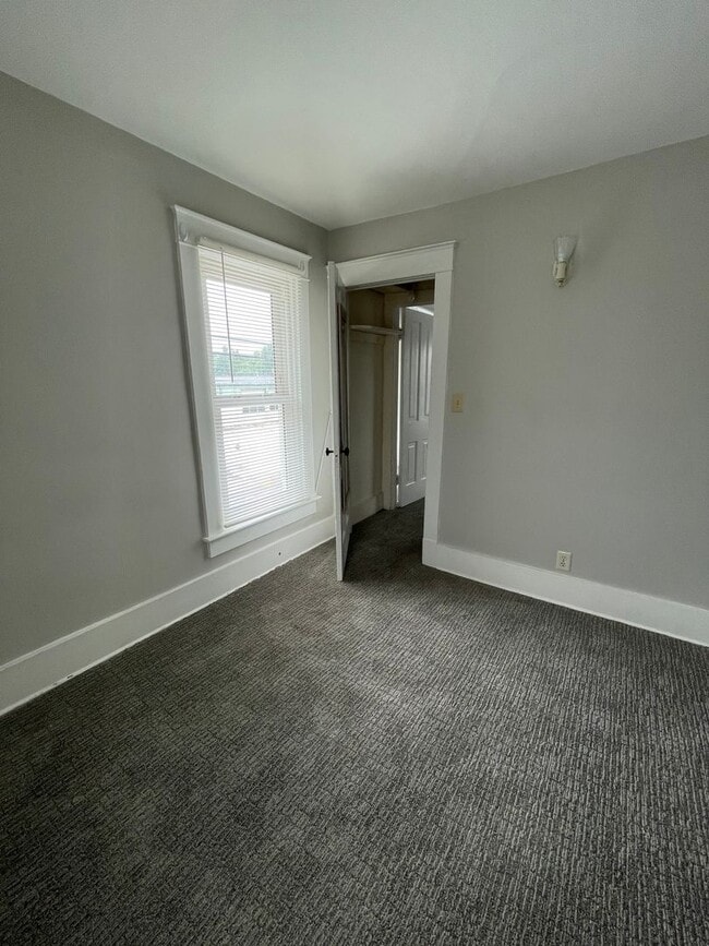 Building Photo - 4 Bedroom Home Near Downtown Goshen